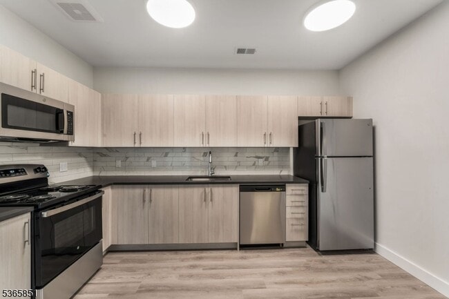 Photo - 72 S Essex Ave Unidad 408