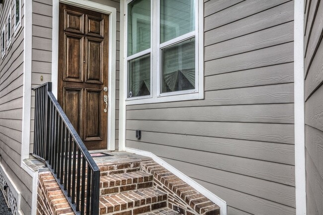 Photo - 922 Alexander St