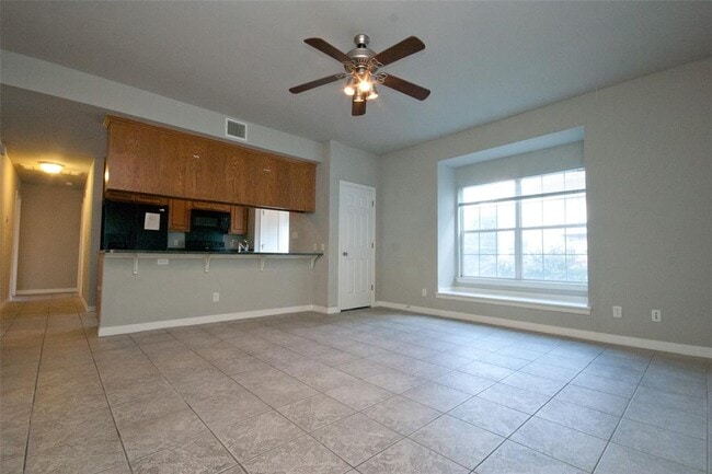 Building Photo - 2410 Leon St Unit 201