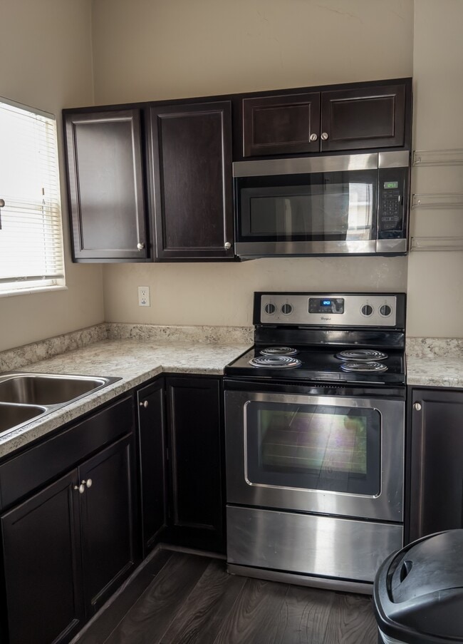 Building Photo - 6th Street, LLC Unit 4