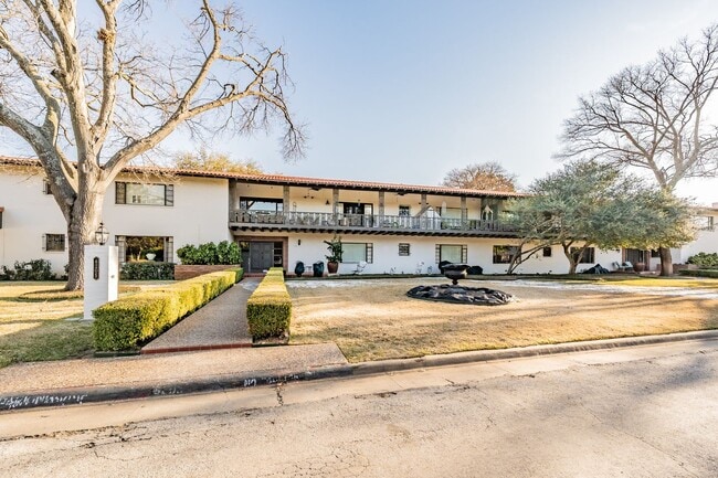 Building Photo - 2-bedroom, 2-bath condo located in the highly desirable Ridglea North neighborhood. Unit 6