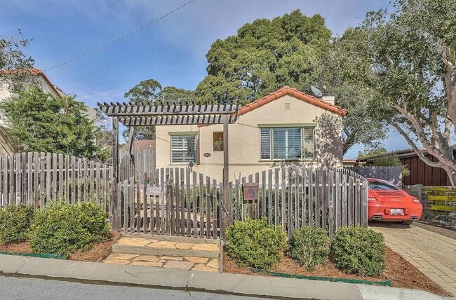 Photo - 1064 Harrison St