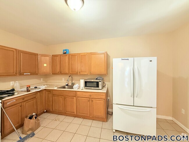 Building Photo - 54 Pleasant St Rental