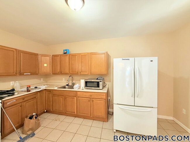 Building Photo - 54 Pleasant St Rental