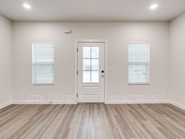 Photo - 610 W 2nd St