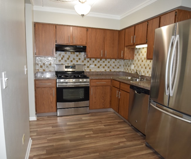 Photo - 15 E Maple St Unit na