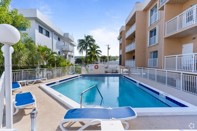 Building Photo - 17051 NE 35th Ave Unit 109 Rental