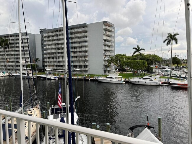 Building Photo - 2415 NW 16th St Rd Unit 316