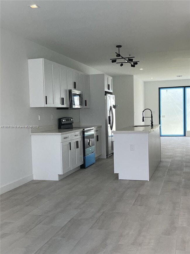 Photo - 932 SW 10th St