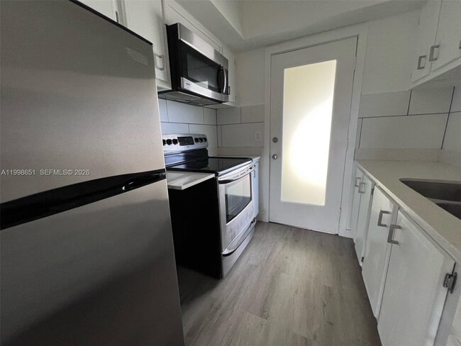 Building Photo - 1350 E Sample Rd Unit 306