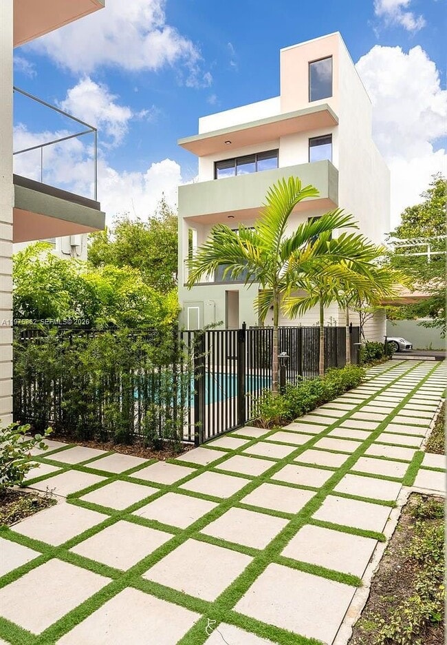 Photo - 721 SW 11th St