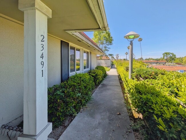 Building Photo - End Unit 3 Bed 2 Bath with a View