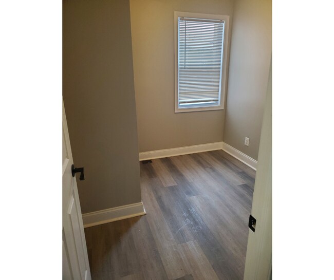 Photo - 17 W Talbott St Unidad 1G Available $550 1G