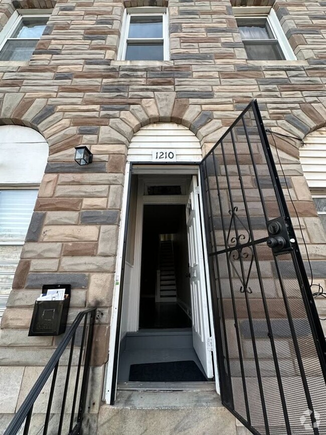 Building Photo - Spacious 3 Bedroom Home In East Baltimore