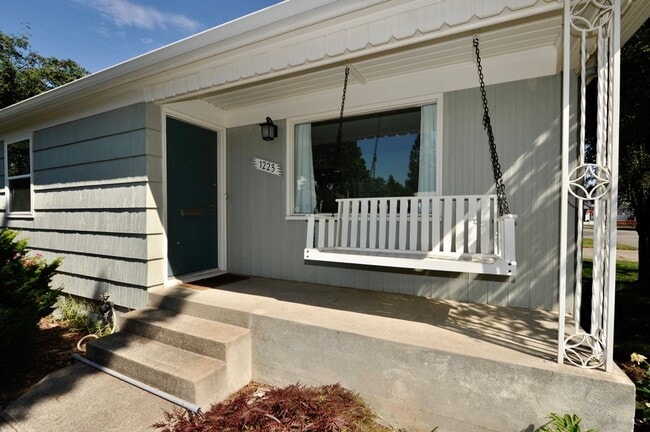 Photo - Charming 2 bed 1 bath bungalow with 2nd living room