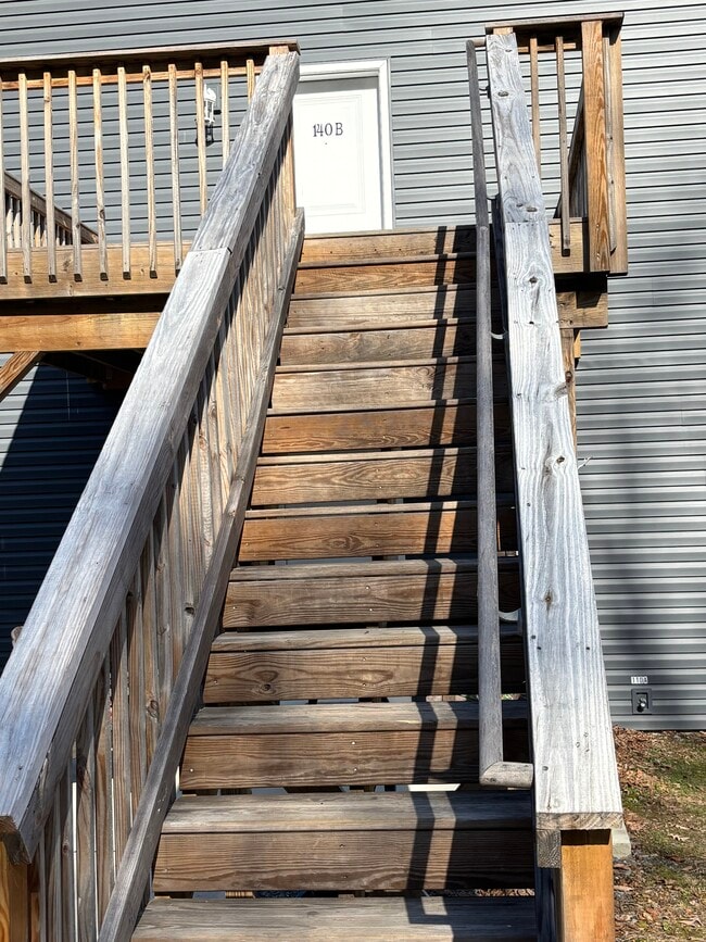 Parking Area/Entrance - 140 Gum St Unit 140 B Upstairs