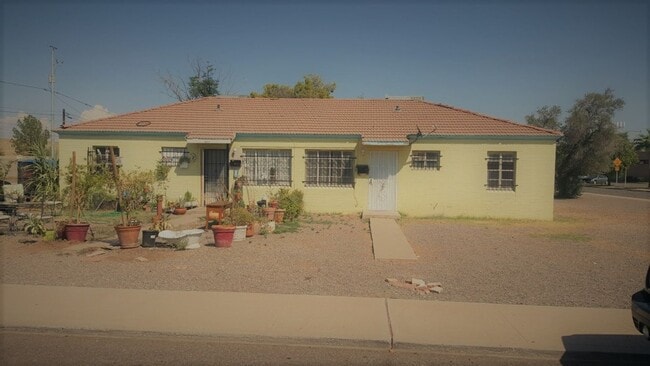 Building Photo - NICE AND AFFORDABLE 2 BEDROOM 1 BATH DUPLEX IN PHOENIX