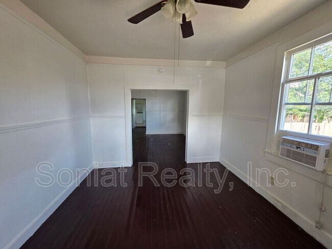 Photo - 2153 Hope St