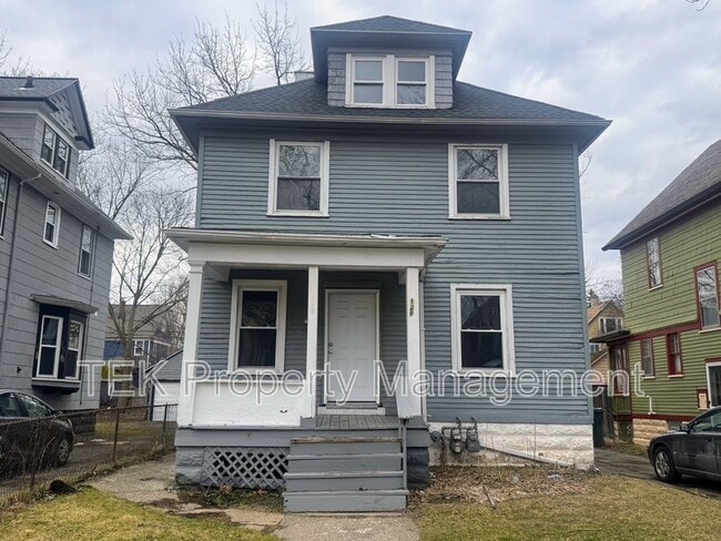 Building Photo - 128 Roslyn St