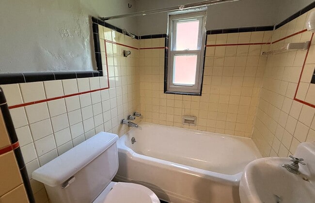 Photo - 956 Ludlow Ave Unit 956-03