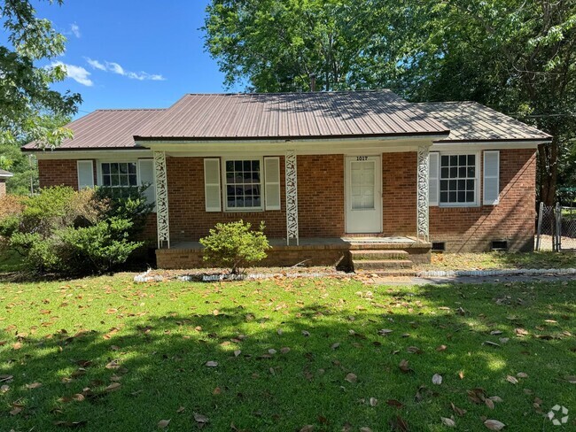 Building Photo - Renovated 3 Bed / 1 Bath Brick Ranch in Ea... Rental