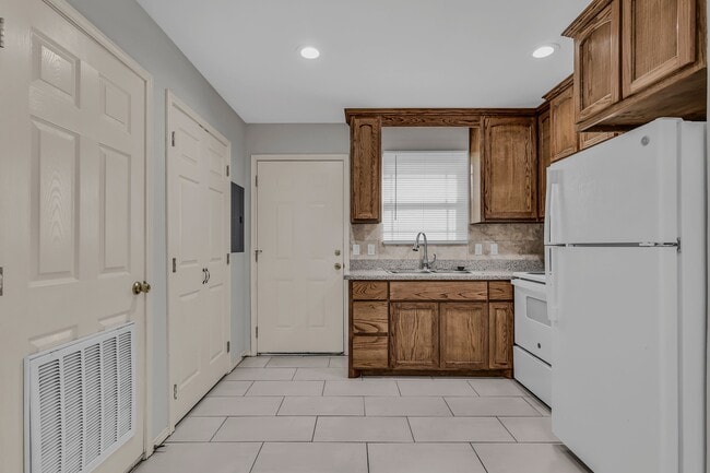 kitchen - 706 Thompson Rd Unit 1