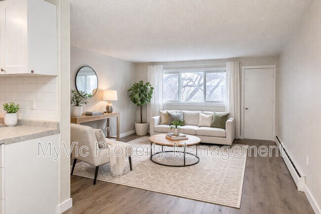 Building Photo - 9108-9149 149 St Unit Three-Bedroom