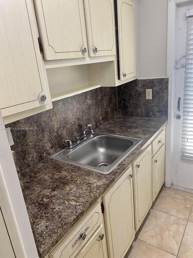 719 Euclid Ave Unit 9