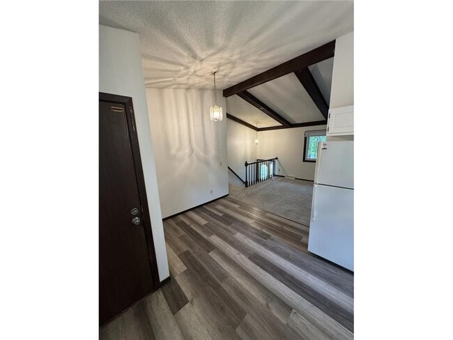 Photo - 571 County Rd B E