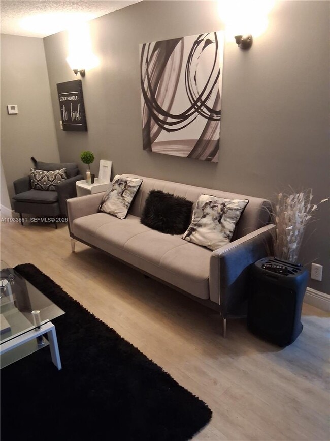 Photo - 9450 Live Oak Pl Unidad 408