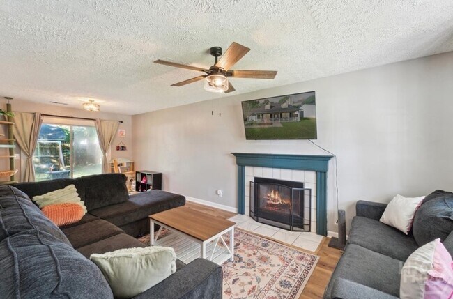 Photo - 520 Falcon Dr