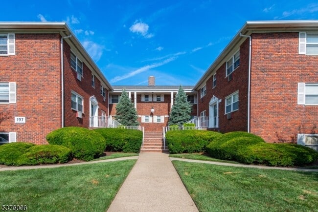 Building Photo - 197 N Beverwyck Rd Rental