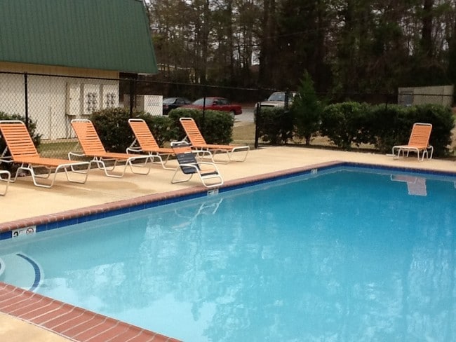 Pool - Chateau Apartments