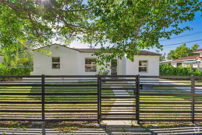 Building Photo - 990 SW 11th St Rental
