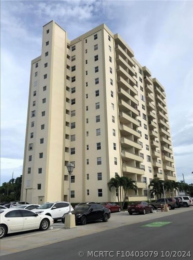 Building Photo - 900 NE 18th Ave Unit 1201