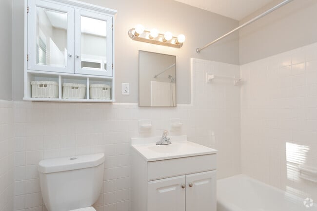 1BR, 1BA - Clásico 950SF - Baño - Morganton Arms Apartments