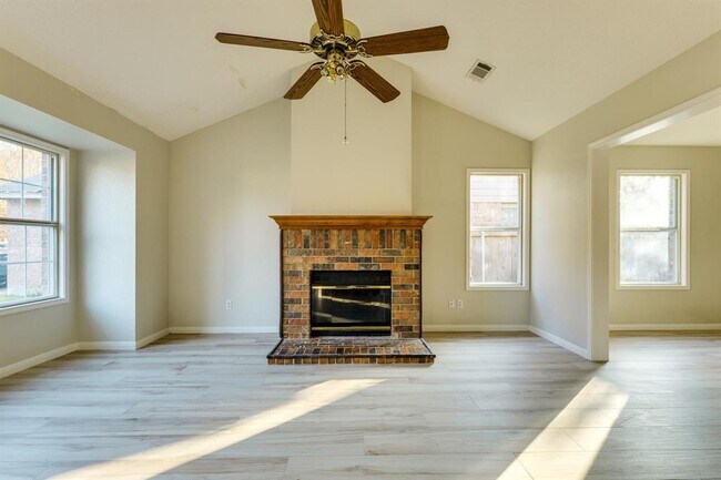 Photo - 2304 Willow Way