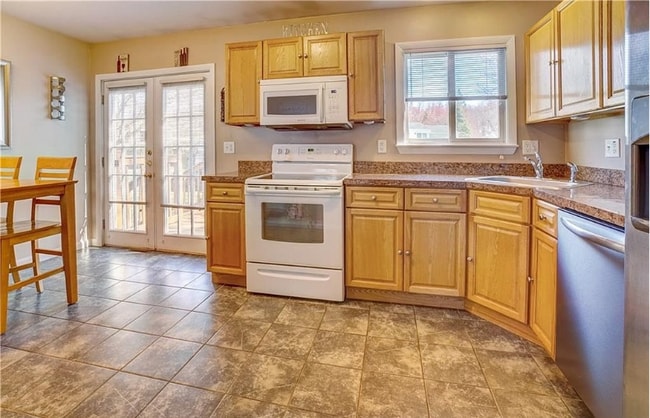 Photo - 99 Putney Dr