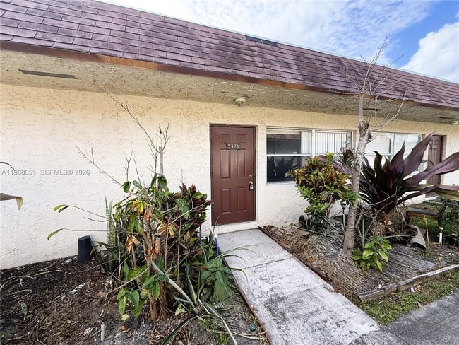 Building Photo - 5321 NW 23rd St Unit 181