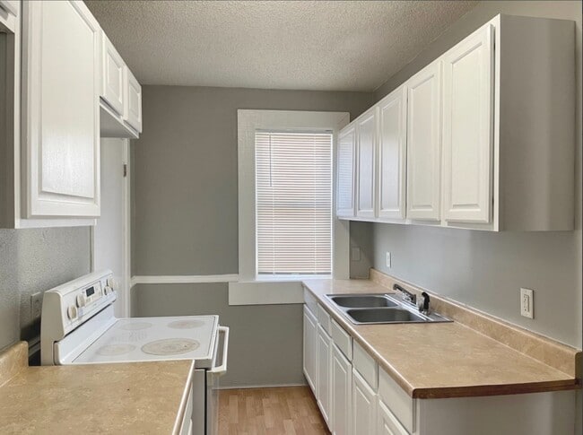 Building Photo - 973 Geranium Ave E Unit #2