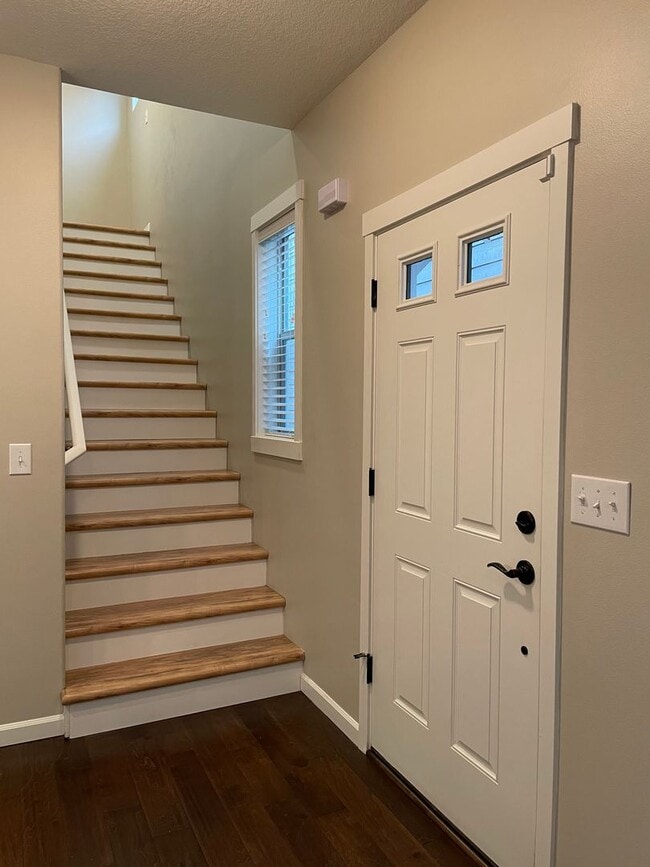 Photo - Spacious 3 Bedroom Home with Fenced Yard, Patio, and 2-Car Garage Near Mill Plain.