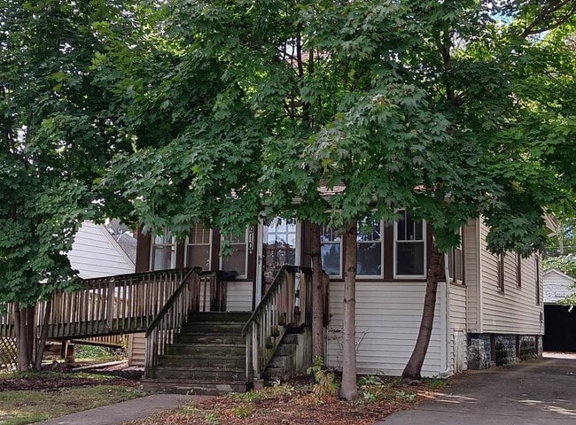 Building Photo - 910 N Chestnut Ave