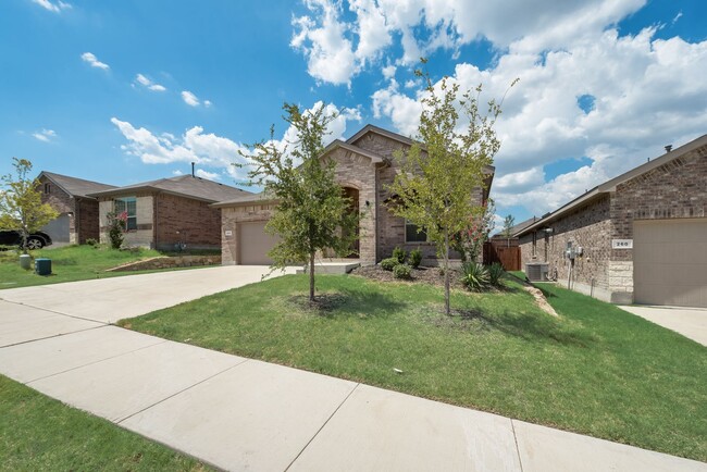 Beautiful move in ready in Haslet! - Beautiful move in ready in Haslet! House