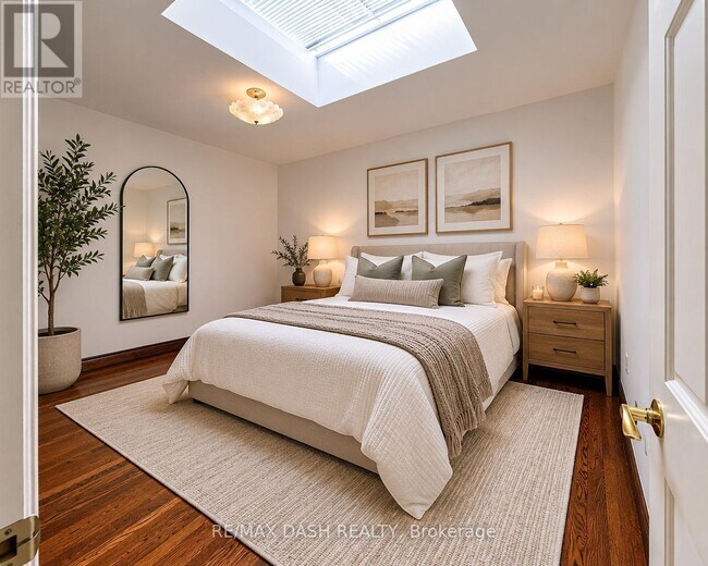 Photo - 2973 Bloor St W