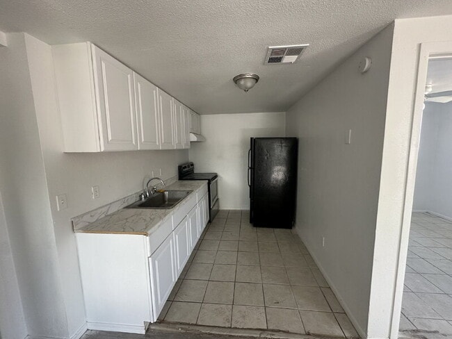 Photo - 523 W 12th St Unit #4