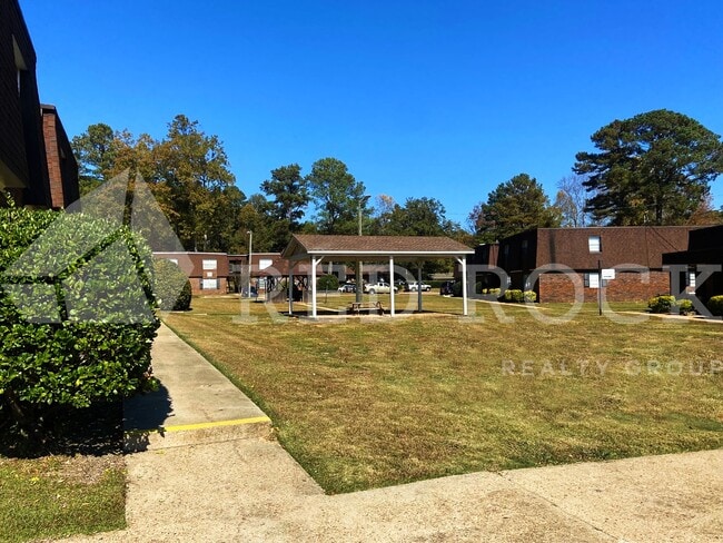 Chateaux Holly Hills Apartments