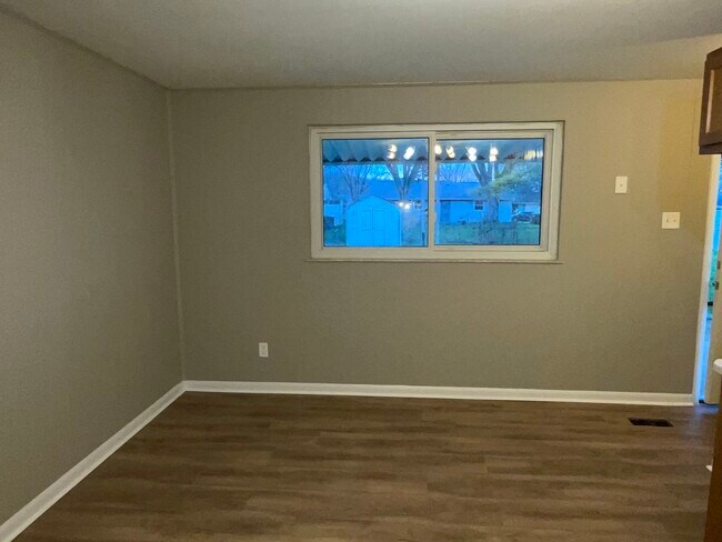 Photo - 221 Tulip Dr