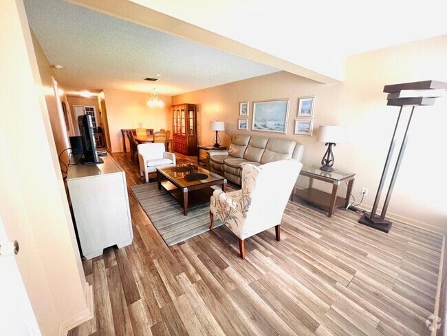 Building Photo - 2901 SW 15th St Unit 204 Rental