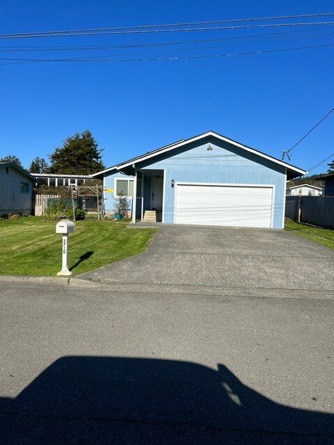 Plenty of room to park - 2710 Oliver Ave