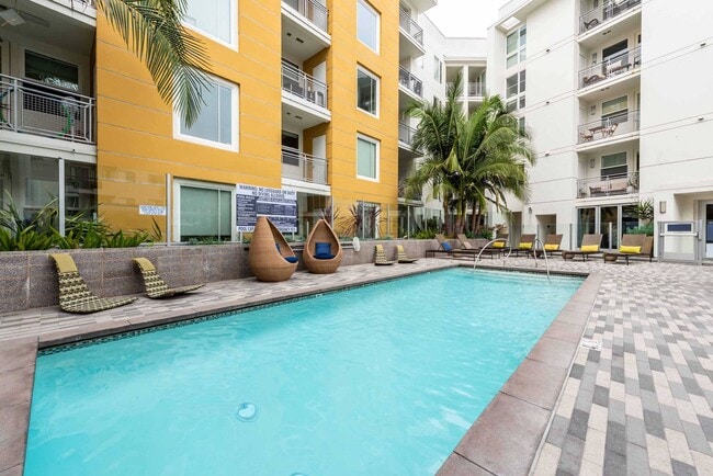 Photo - Desmond at Wilshire